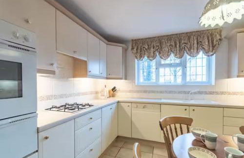 Tudor Style Seafront Home Sea Views Shoebury - Pass the Keys - Foto 18