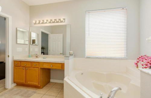 Family Friendly Vacation Home with South Facing Pool - Hot Tub - Game Room - Near Disney - Foto 17