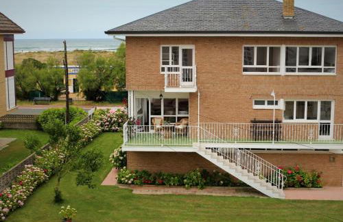 Amplia y cómoda casa en la playa de Berria - Foto 1