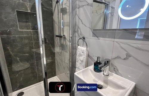 Spacious 4 Bedroom By Tara Stays Short Lets & Serviced Accommodation Aldershot With Free WiFi & Garden - Foto 17