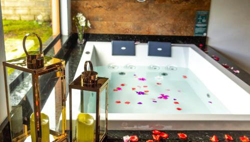 Chalé Canto do Galo 1 - Hidro da Jacuzzi, Lareira Ecológica, Cozinha Completa, Wi-Fi 80mbps, próximo a comércio local e relaxando ao som do riacho - Foto 4