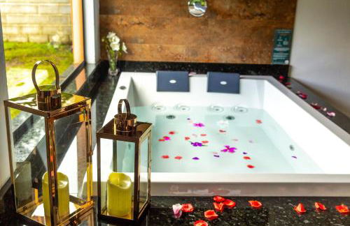 Chalé Canto do Galo 1 - Hidro da Jacuzzi, Lareira Ecológica, Cozinha Completa, Wi-Fi 80mbps, próximo a comércio local e relaxando ao som do riacho - Photo 4