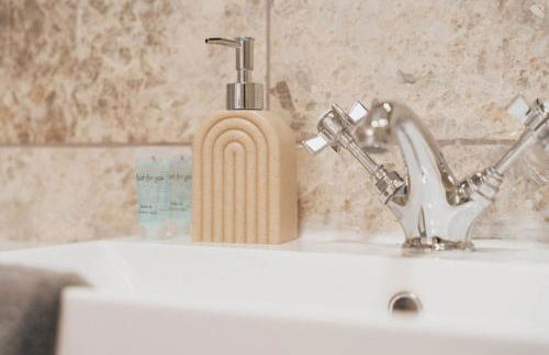 Top Floor 1BR Wishaw Flat with Parking - Foto 30