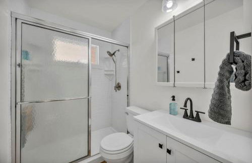 NEW! Modern Retreat Near CLE-Game Room-Renovated - Foto 31