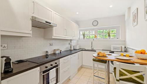 3 Bedroom Mews Home - Clapham Common - Free Private Parking - Sleeps 5 - Newly Refurbished - Sweetpea & Pillow Properties - Foto 3