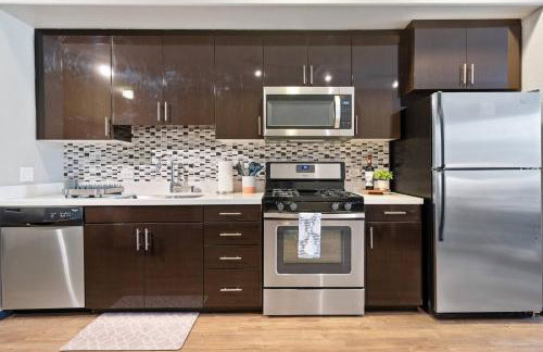 5-Star Irvine | Luxe 2BR w/ Pool, Gym & Parking - Foto 31