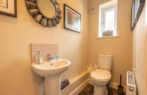 Charming Modern Retreat with Private Garden - Pass the Keys - Foto 32