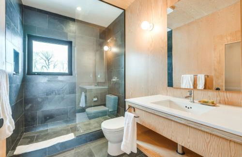 Riverfront Montana Retreat - Deck, Fire Pit and Pond - Foto 16