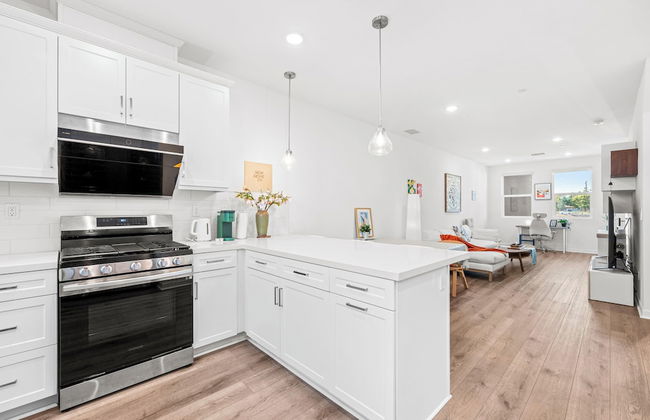 Chic Modern Retreat With Stunning Views 1360 Sqft - Photo 12