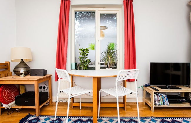 Charming Peaceful 2 Bed with Parking and Garden - Photo 18