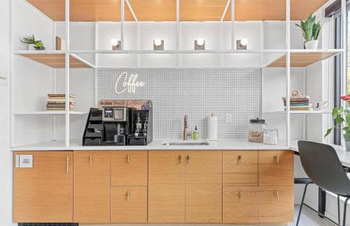 Lux 2BD Gym Rooftop Street Parking by DT UMN - Foto 43