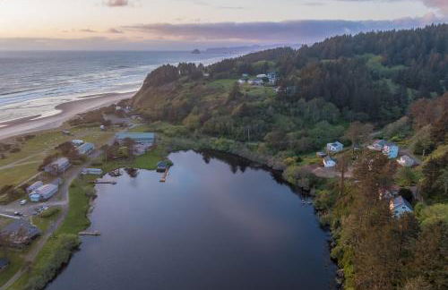 Walk to Winema Road Beach Home with Hot Tub! - Foto 29