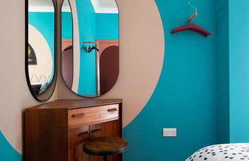 Art Deco Coastal Apartment with Private Garden - Foto 12