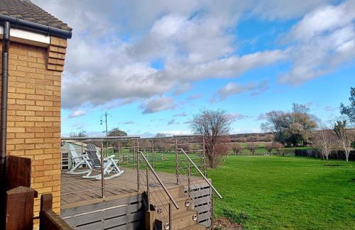 Countryside 2 Bed Bungalow with Stunning Views Free WiFi and Parking Ideal for Business and Leisure - Photo 22