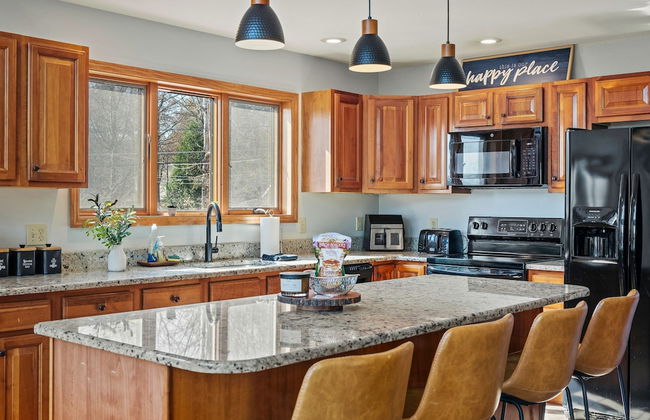 Lake View Chalet by Avantstay Lake Access Deck - Photo 4