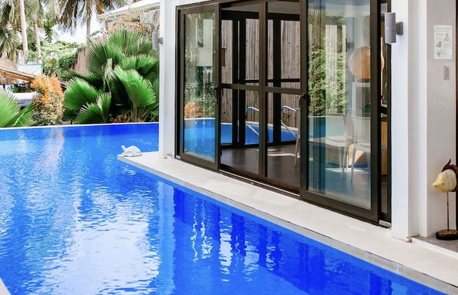 The Whitehouse by the Sea - Photo 1