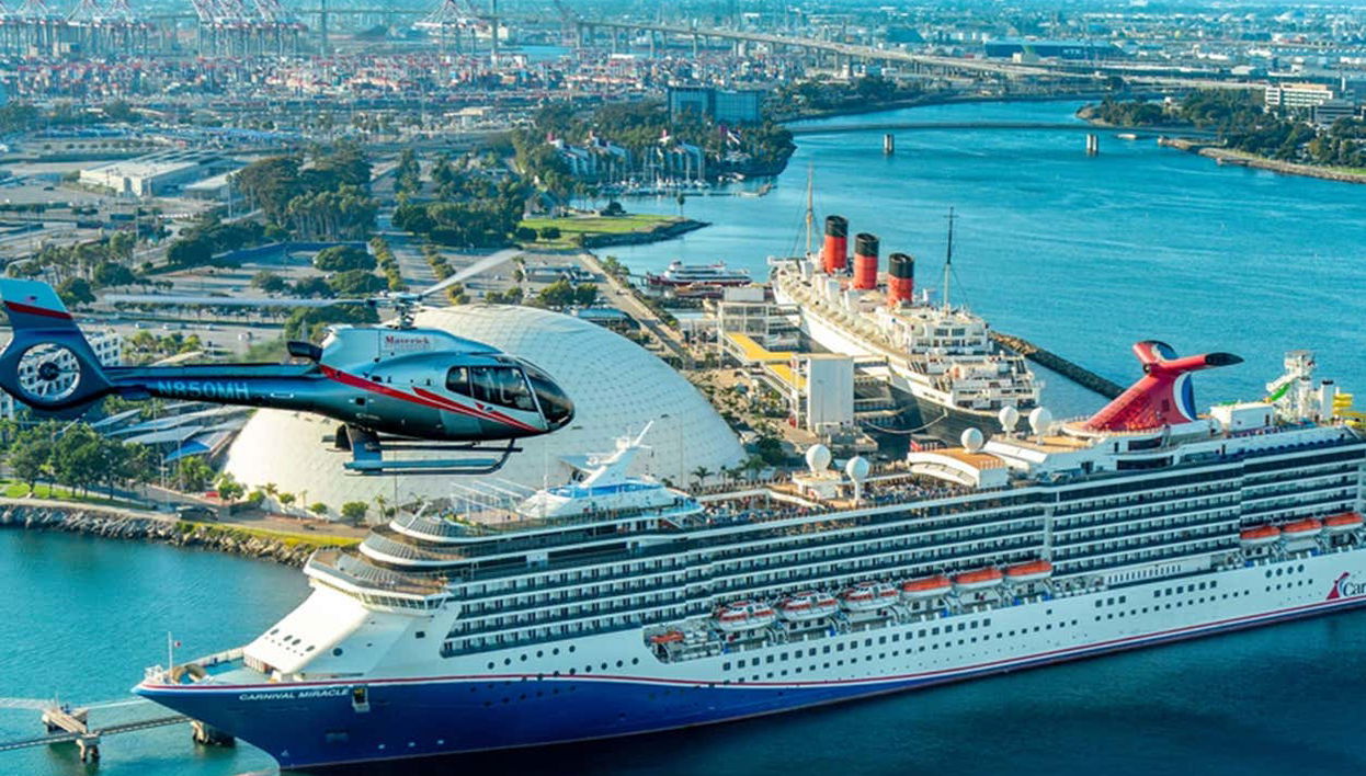 Sobrevolando los cruceros que atracan en el puerto de Long Beach