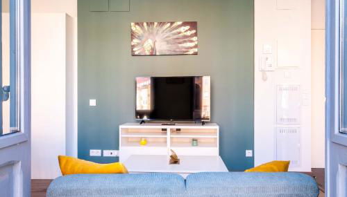 Beautifully Designed Studio with Lots of Natural Light - Photo 5