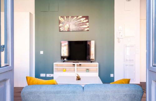 Beautifully Designed Studio with Lots of Natural Light - Photo 5