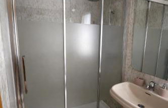 Amplio y Cómodo chalet a 15 minutos del centro con piscina y pistas de tenis - Foto 21