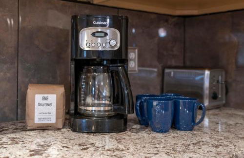 Modern Amenities Gas Fireplace Central Location - Foto 7