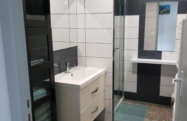 GITE BAS-EN-BASSET, HAUTE-LOIRE, MAISON et JARDIN ATYPIQUE PLEINE NATURE - Foto 8