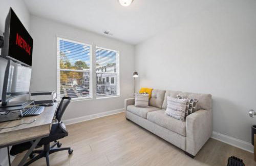 NEW Luxury Condo, Rooftop Terrace, EV Charger! - Foto 18