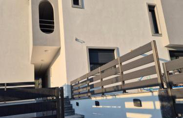 Garden and Sea - Photo 1