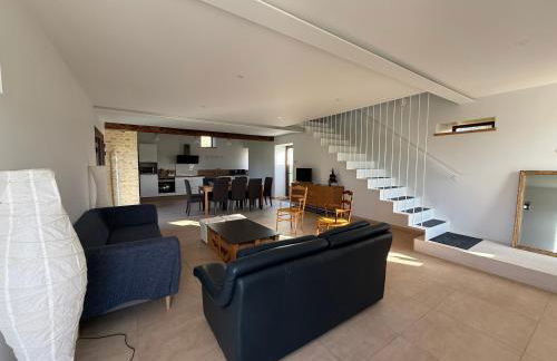 Le Pressoir, maison au calme, grand jardin, vue dégagée sur les champs, belle terrasse, 3 chambres, 2 sdb, 2 WC, parking privé, 5 kms de Bayeux et 7 kms plage d'Arromanches au coeur des plages du débarquement - Foto 3