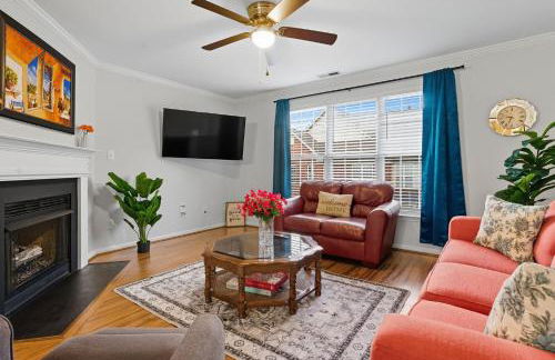 Entire home in prime Raleigh with community pool, dog park and golf course - Photo 2