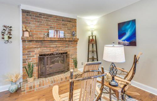 Enchanting Creekside Cottage with Hot Tub - Foto 9