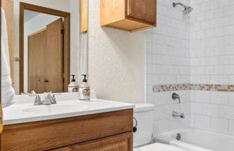 Alaskan WolfDen Close to airport centrally located - Photo 14