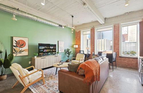 Luxury 1 Bed Downtown Views, POOL GYM Theater Room - Foto 2