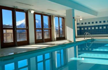 Appartement 6 places aux pieds des pistes avec piscine, wifi et parking privé, salle de bain refaite à neuf - Foto 15