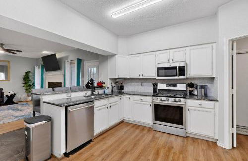 Newly updated 5BR/2.5BA w/pool sleep 16 ppl• - Photo 33