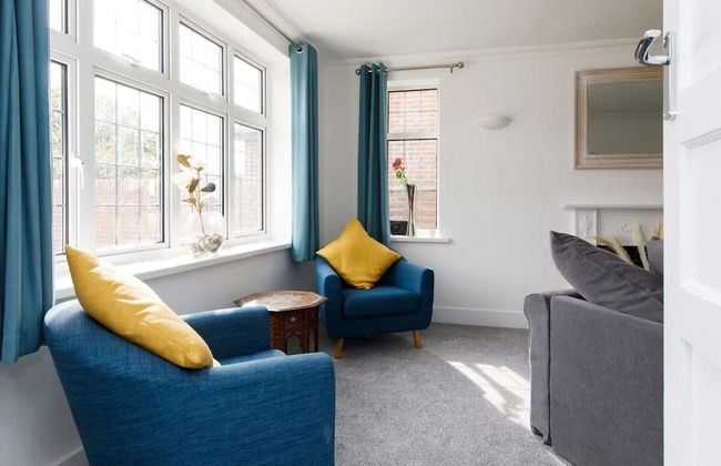 Bright Modern 4 br House 100 Metres From Beach - Photo 66