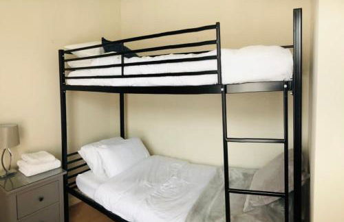 "Honeysuckle House Chester" by Greenstay Serviced Accommodation - Large 3 Bed House, Sleeps 6, Perfect For Contractors, Business Travellers, Families & Groups - Photo 14