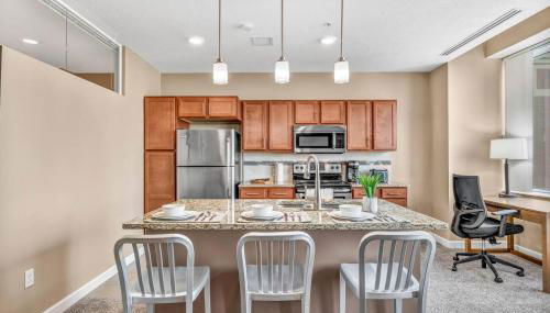 Luxury High-Rise Condo in Amazing Location | Gym - Foto 2