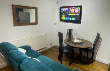 Lovely 4 bed house with patio & bbq - Photo 8