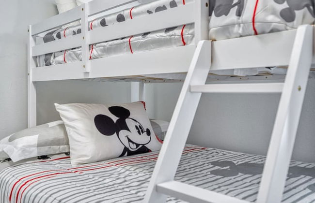 Modern Decorated Home With Mickey Themed Bedrooms - Foto 38