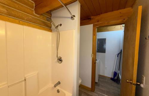 Talkeetna Log Cabin with Hot Tub Unit 2 - Foto 3