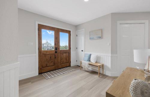 Elegant Updated Oceanfront Home with Pool & Hot Tub - Photo 17