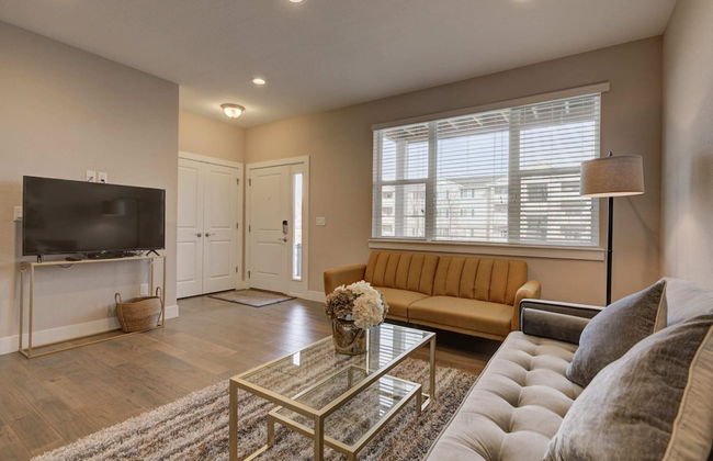 Marbella Lane Executive Townhome, 20 mins to Boulder - Photo 4