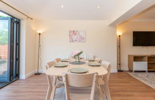 Pass the Keys Stunning Spacious Chessington Gem with Parking - Photo 19