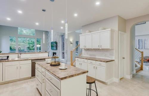 Captivating 6BR 3B Home with Pool & Fire Pit - Foto 54