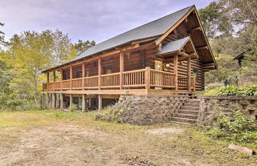 Splendid Family Cabin with Hot Tub and Grill! - Foto 35