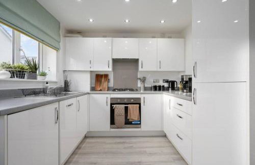 3BDR House By Vista Stays Short Lets & Serviced Accommodation Glasgow Scotland With Driveway Parking and PS4 - Foto 3