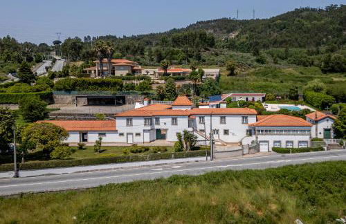 HostWise - Modern Villa & Shared Pool in Paredes - Foto 33