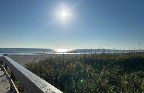 117 Cocoa Beach Club Direct Oceanfront Next to Pier, Dog Friendly! - Foto 7