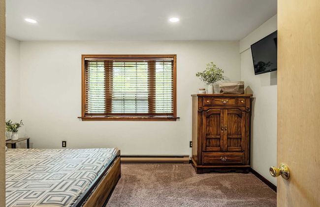 Sky View Chalet by Avantstay Stunning Interior, Spacious Deck, Hot Tub, & View - Photo 47